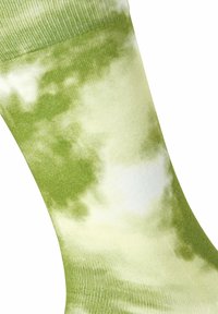 Grüne Batik-Socken mit einem Farbverlaufsmuster in verschiedenen Grüntönen und Weiß. Das Material scheint weich und dehnbar zu sein.