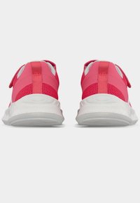 Ροζ αθλητικά παπούτσια με διχτυωτό επάνω μέρος, μαλακό κολάρο και λευκή ελαστική σόλα. Διαθέτουν εμφανή θηλιά στο πίσω μέρος για εύκολη χρήση.