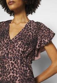 Vestido de estampado de leopardo en rosa y negro, con escote en V, mangas acampanadas y una cintura fruncida para una silueta ajustada.