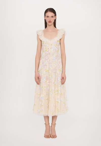 Robe brodée à fleurs en tissu crème léger, avec des bretelles à volants et une jupe mi-longue aux accents de couleurs pastel.