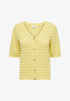 Rumena kratka jopica s kratkimi rokavi in V-izrezom, z kvačkanim vzorcem, horizontalnimi črtami in dekorativnimi gumbi spredaj.