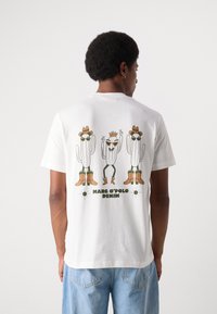 Witte katoenen t-shirt met een grafische print van drie cactussen die hoeden en zonnebrillen dragen, met de tekst "MARC O'POLO DENIM" eronder.