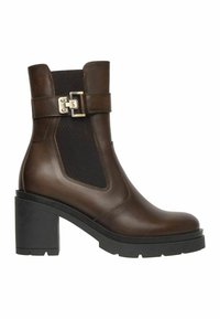 Bottine en cuir marron avec un large talon noir, panneaux latéraux élastiques noirs et détail de sangle à boucle en argent.