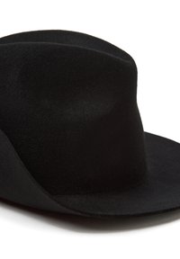 Sombrero negro de fieltro con un ala ancha y una corona suavemente curvada. La textura es suave y mate, sin embellissements visibles.