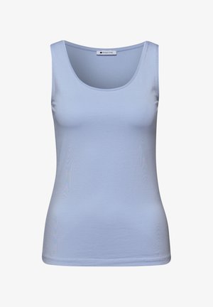 Camiseta sin mangas de color azul claro con escote redondo, confeccionada en tela suave, corte ajustado, con una pequeña etiqueta "Street One" en el interior del escote.