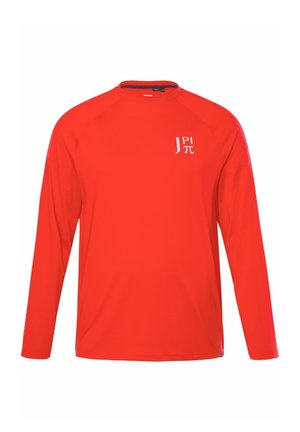 Chemise rouge à manches longues en tissu léger. Dotée d'un col rond, de manches raglan et d'un petit logo blanc sur la poitrine.