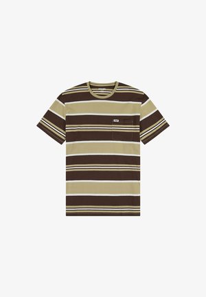 Lyhythihainen ruskea ja beige raidallinen t-paita, jossa on rintatasku ja Wrangler-logo taskussa.