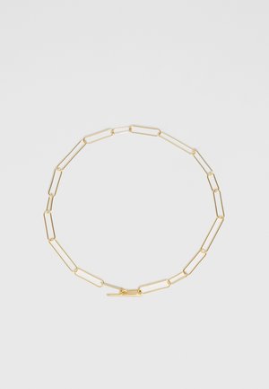 Gouden ketting met verlengde, paperclip-stijl schakels en een eenvoudige sluiting. Gladde textuur met een gepolijste afwerking.
