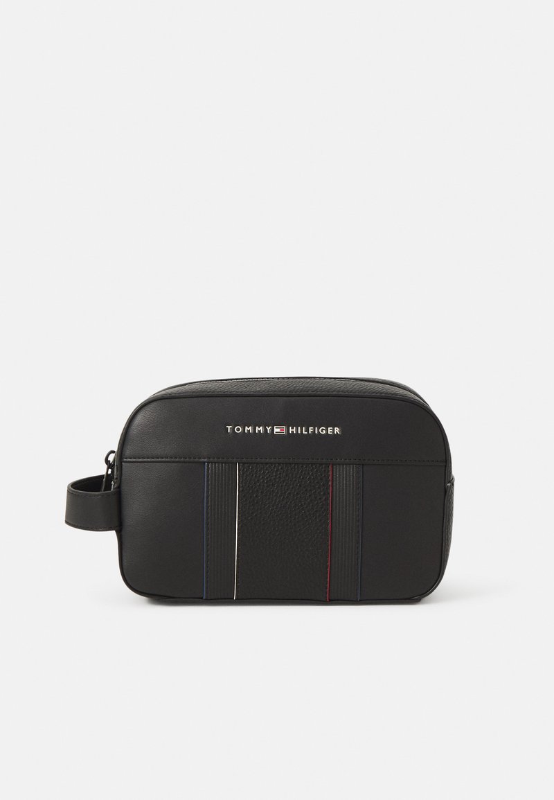 Schwarzes Leder-Make-up-Täschchen mit einem Reißverschluss, das texturierte horizontale Streifen in Rot, Weiß und Blau aufweist, sowie einen Tragegriff.