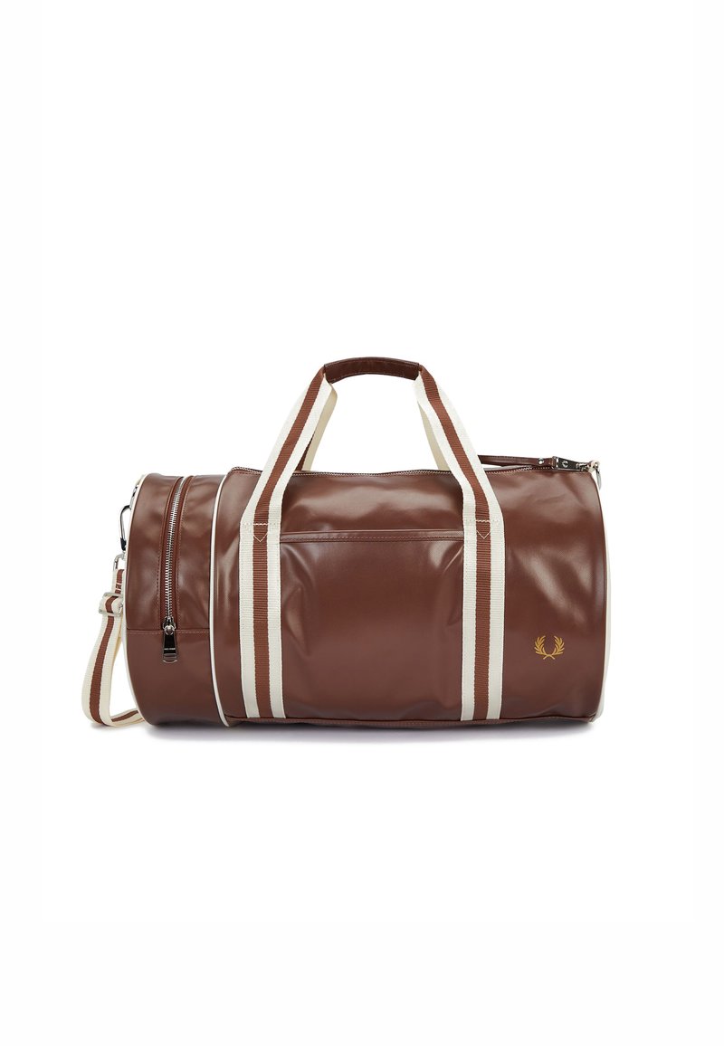 Brun syntetisk duffelbag med creme-stribede håndtag, lynlås-lomme og guld-logo. Rund form med blank overflade og justerbar skulderrem.