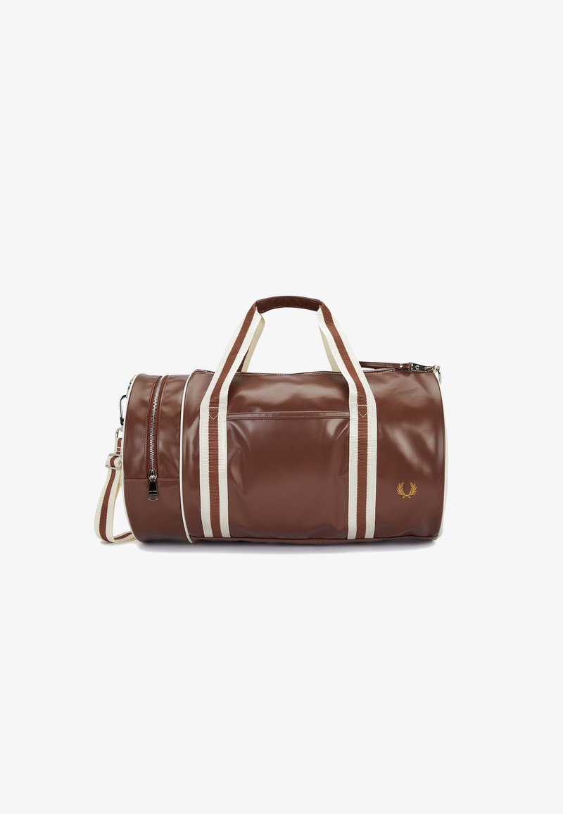 Bolsa de viaje sintética marrón con asas de rayas crema, bolsillo con cremallera y logotipo dorado. Forma redondeada con textura brillante y correa para el hombro ajustable.