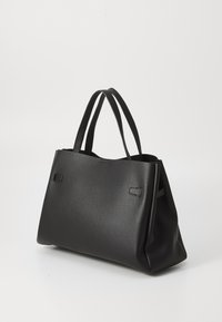 Svart lær tote bag med teksturert overflate, med to hanke og en strukturert design, uten synlig metall eller dekorasjoner.
