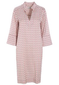 Mønstret knælang kjole med krave, trekvart�ærmer og et gentaget geometrisk design i pink og blå nuancer.