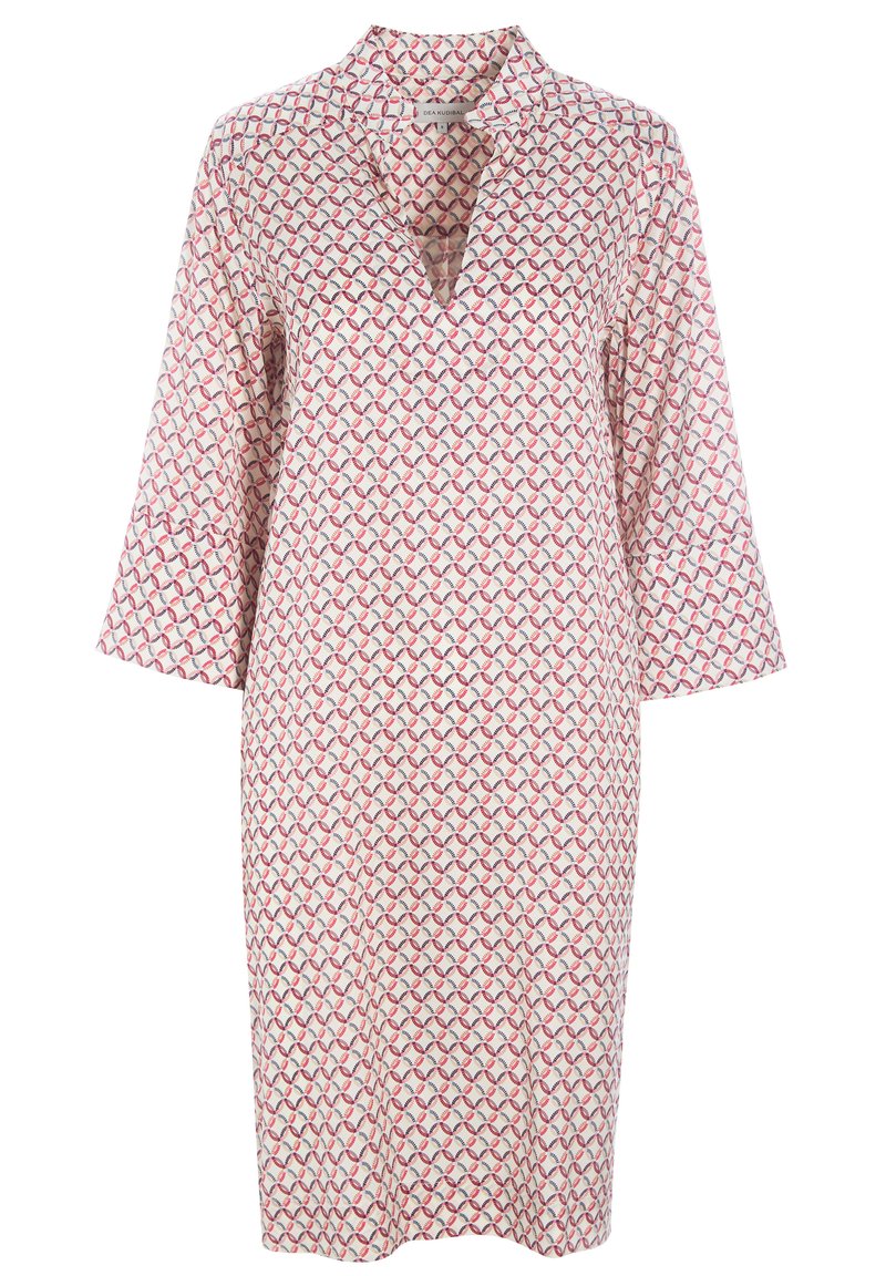 Mønstret knælang kjole med krave, trekvartærmer og et gentaget geometrisk design i pink og blå nuancer.