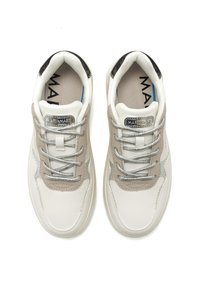 Zapatillas blancas y gris claro con paneles texturizados, cordones de plata metálica y una etiqueta de logo en la lengüeta. Punta redondeada y suela acolchada.