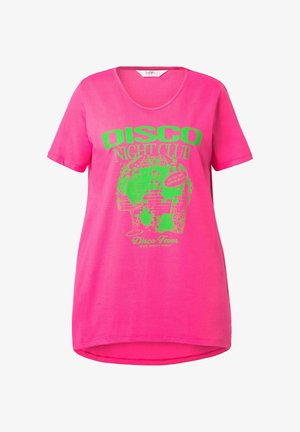 Rosa Baumwoll-T-Shirt mit kurzen Ärmeln. Die Vorderseite zeigt einen grünen grafischen Text "DISCO NIGHT CLUB" und ein Discokugel-Design. Rundhalsausschnitt.