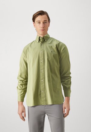 Camicia verde chiaro a maniche lunghe con colletto, caratterizzata da un piccolo logo sul petto, realizzata in tessuto liscio.
