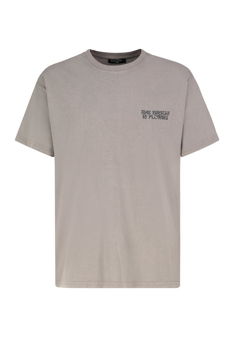 Hellgraues Baumwoll-T-Shirt mit kurzen Ärmeln, Rundhalsausschnitt und bedrucktem Text auf der linken Brust mit der Aufschrift "DIE ENERGIE FLIEßT."