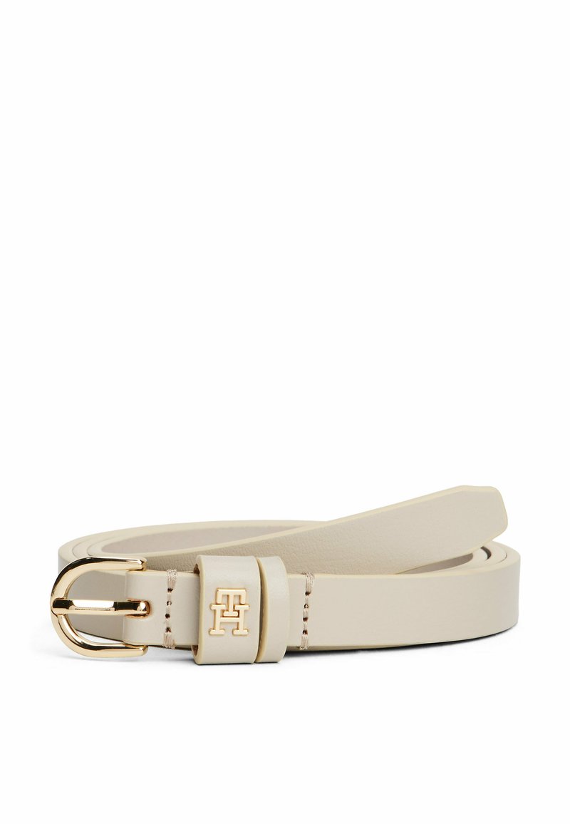Lichtbeige leren riem met een gouden metalen gesp. Kenmerkt zich door een gladde textuur, minimalistisch design en een logo op de riemlus.
