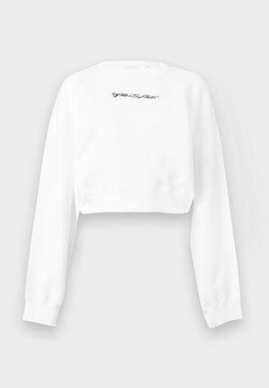 Λευκό κοντό φούτερ με μακριά μανίκια και μικρό μαύρο χειρόγραφο κείμενο στο κέντρο του στήθους, πάνω σε ανοιχτό γκρι φόντο.