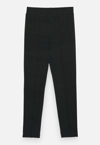 Czarne spodnie legginsy o gładkiej fakturze, z wysokim stanem i pionowymi szwami biegnącymi wzdłuż przodu.