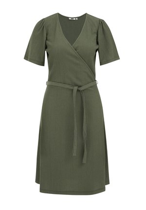 Olive zelena obleka z zavihkom z kratkimi napihnjenimi rokavi, teksturirana tkanina, V-izrez in ujemajoč pas na pasu. Srednje dolga, A-linijska oblika.