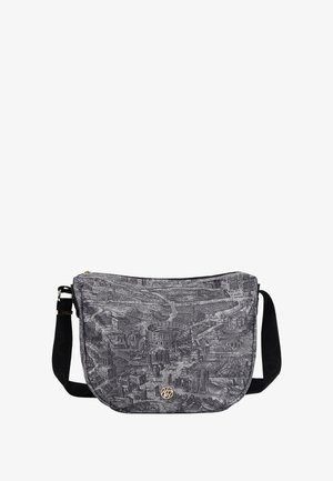 Borsa a spalla realizzata in tessuto con un design di mappa in bianco e nero. La borsa presenta una chiusura con zip e una tracolla nera regolabile.