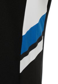 Schwarzer Stoff mit horizontalen Streifen in Blau, Weiß und Schwarz. Der Stoff hat eine gerippte Textur und glatte Akzente in kontrastierenden Farben.