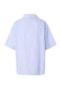 Chemise à manches courtes bleu clair avec des rayures verticales blanches, vue de dos avec un col classique et une coupe décontractée.