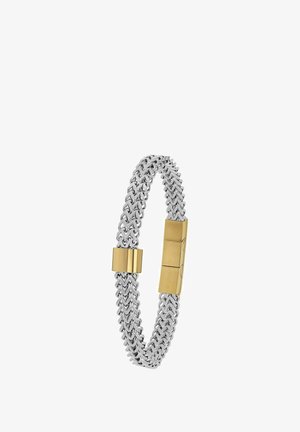 Silberne geflochtene Kettenarmband mit einem goldenen Verschluss und rechteckigem goldenen Akzent auf einem weißen Hintergrund.