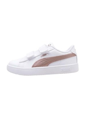 Zapatillas blancas con una parte superior de cuero suave, franja de acento marrón texturizada y correas de Velcro. Suela de goma resistente y logo de marca.
