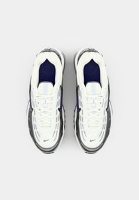 Weiße Sportsneakers mit grauen Akzenten, lila Innenfutter, strukturiertem Mesh-Obermaterial und ausgeprägter Air Max-Sohle mit unverwechselbarem Profil.