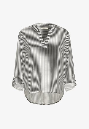 Wzorzysta bluzka w paski w kolorze granatowym i białym, z dekoltem w kształcie litery V, rękawami o długości trzech czwarte, zaokrąglonym dołem oraz lekkim materiałem o gładkiej teksturze.