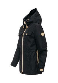 Jachetă neagră cu glugă, fermoar bej, șnururi, buzunare pe piept, buzunare laterale și o insignă cu logo pe brațul stâng, văzută dintr-un unghi lateral.