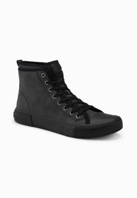 Schwarze High-Top-Sneaker aus glattem Leder, mit einer strukturierten Gummisohle, schwarzen Schnürsenkeln und metallischen Ösen. Einfaches Design ohne Muster.