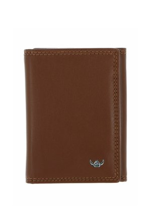 Portefeuille bifold en cuir marron avec coutures visibles et un petit emblème argenté dans le coin inférieur droit.