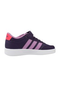 Chaussure de sport violette avec trois bandes roses et un accent rose au talon. Elle possède une tige synthétique lisse et une semelle en caoutchouc blanche.