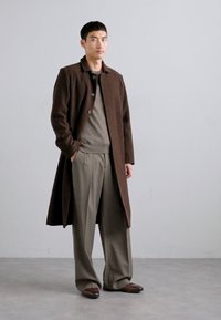 Essential Collective COAT - Klassisk frakke - fuzzy brown