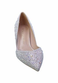 Scarpa con tacco alto scintillante realizzata in materiale iridescente, con punta affusolata, decorata con strass, presenta un interno liscio e un design elegante.