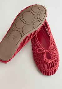 Ballerines rouges tissées avec un détail nœud et une semelle en caoutchouc beige indiquant la taille 6,5/40 et la marque "NEXT".