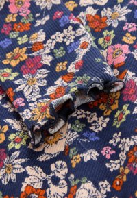 Material floral bleumarin cu flori colorate și variate; textură cu striații și margini ondulate; amestec moale de bumbac, potrivit pentru îmbrăcăminte casual.