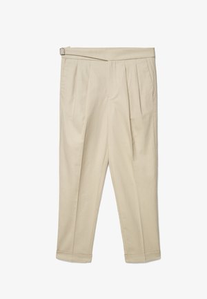 Beige High-Waist-Hose mit Bügelfalten, seitlichen Taschen, umgeschlagenen Säumen und einem kleinen Schnallendetail am Bund.