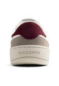 Sneaker bianca con un accent in pelle scamosciata bordeaux e grigio sul tallone. Presenta una suola cremosa testurizzata e il marchio "GIOSEPPO" sul retro.