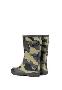 Bottes de pluie en caoutchouc vertes et noires avec un motif camouflage, surface texturée, accent de nœud à l'arrière et semelle grise pour une meilleure adhérence.