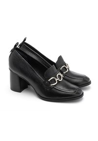 Scarpe con tacco in pelle nera con finitura texturizzata. Punta affusolata, dettagli cuciti e un accento in catena argento sulla tomaia. Tacco a blocco.