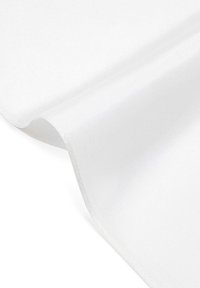 Biała tkanina o gładkiej, błyszczącej strukturze, z delikatnym połyskiem. Tkanina jest złożona, ukazując czysty, miękki brzeg i jednolity kolor.