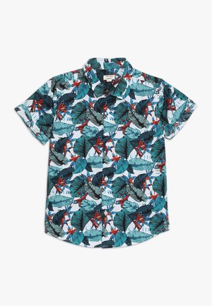 Kurzärmliges Hemd mit einem lebhaften tropischen Muster aus grünen Blättern und roten Blumen, hauptsächlich auf einem hellblauen Hintergrund.