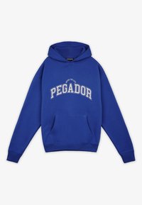 Modrá mikina s kapucí a přední klokaní kapsou, s bílým textem "PEGADOR" a menším textem "NEVER TOO LATE" nad ním na hrudi.