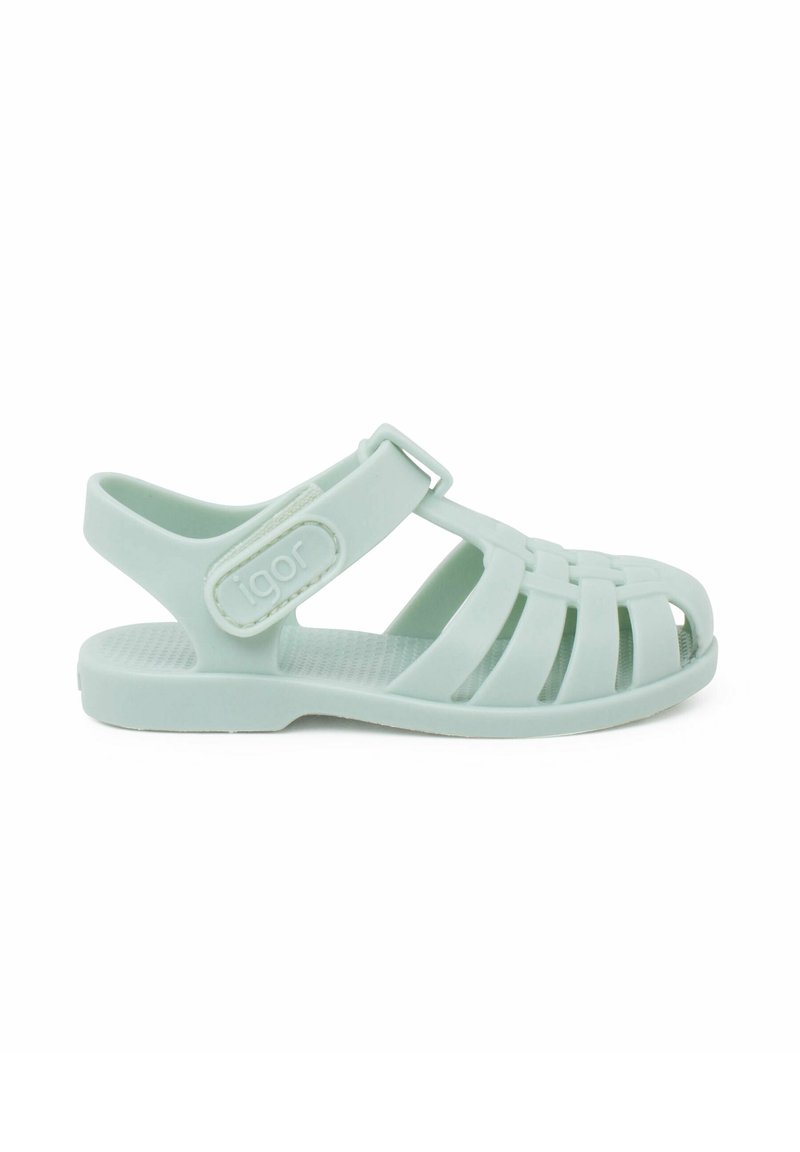 Sandal plastik hijau mint terang dengan desain terbuka di bagian depan, tali yang dapat disesuaikan, dan sol yang bertekstur. Bagian atas yang berstraps dengan celah horizontal untuk ventilasi.
