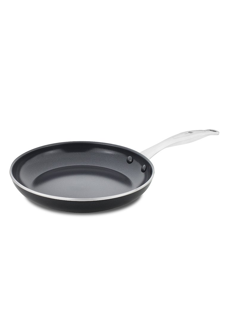 Anti-aanbak koekenpan met een zwarte binnenkant, zilveren rand en een ergonomische witte handgreep. Glad, vlak oppervlak en ronde randen.